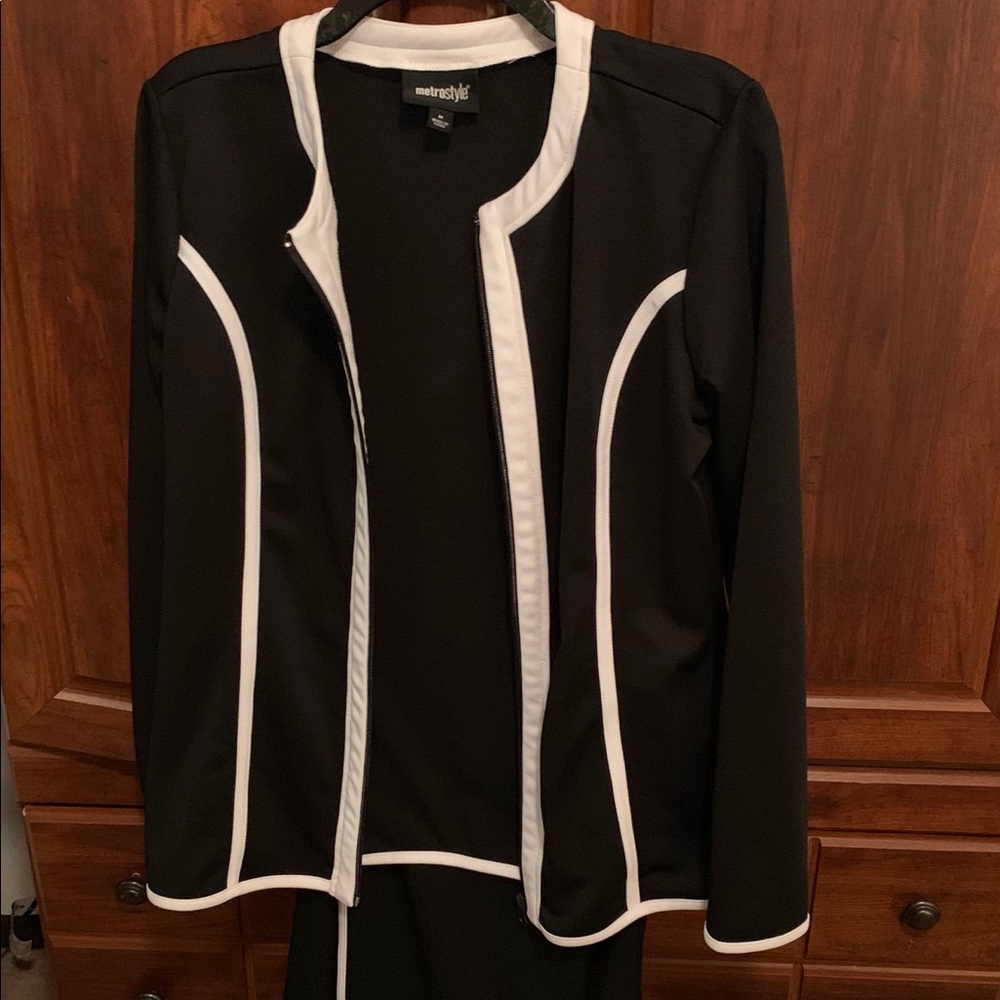 Metrostyle Black and White Sweatsuit